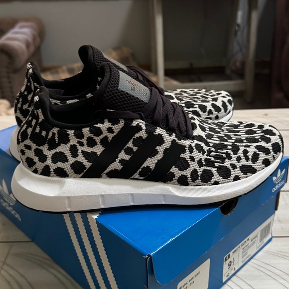 Women's Adidas Swift Run Shoes - New in Box - Size 9.5 - Picture 7 of 9